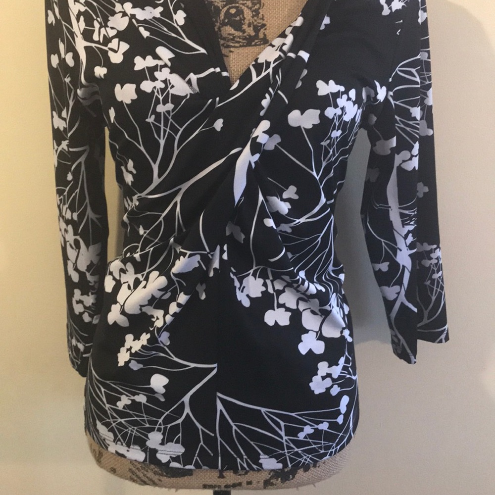 Black and White Floral Top - Picture 2 of 3